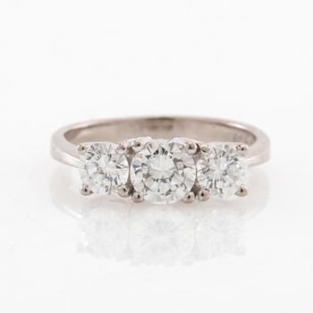 Three-stone ring 18K white gold with round brilliant-cut diamonds.