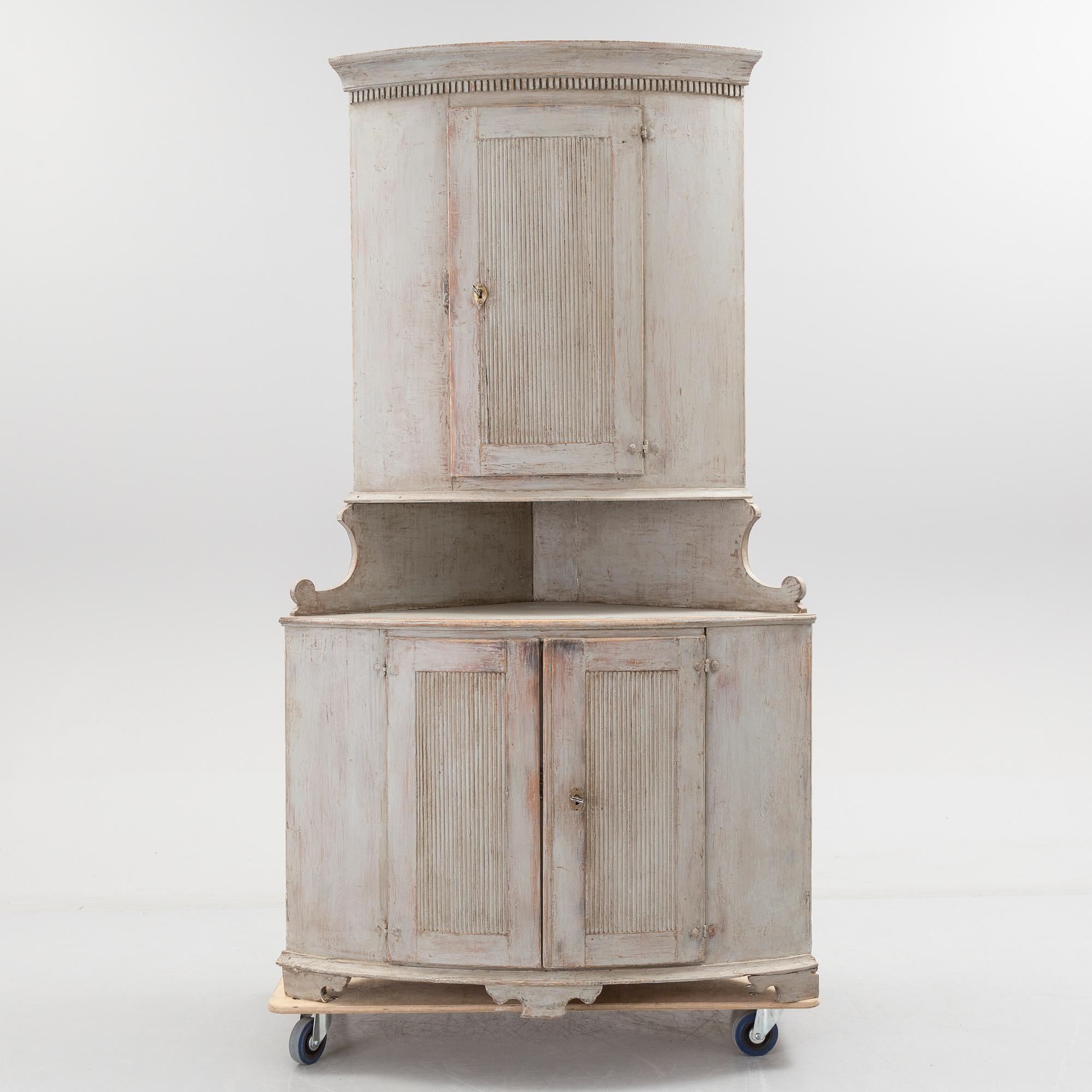 A late gustavian corner cabinet from around year 1800.