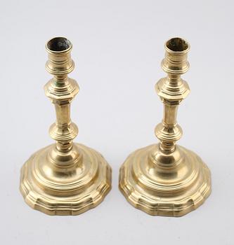 LJUSSTAKAR, 1 par, mässing, senbarock, 1700-tal.
