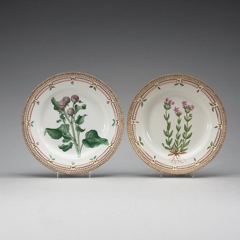 A set of 10 Royal Copenhagen 'Flora Danica' dinner plates, Denmark, 20th Century.