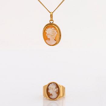 PENDANT W CHAIN and RING, 18K gold and shell cameos, length approx 54 cm, G Dahlgren & Co Malmö 1962.