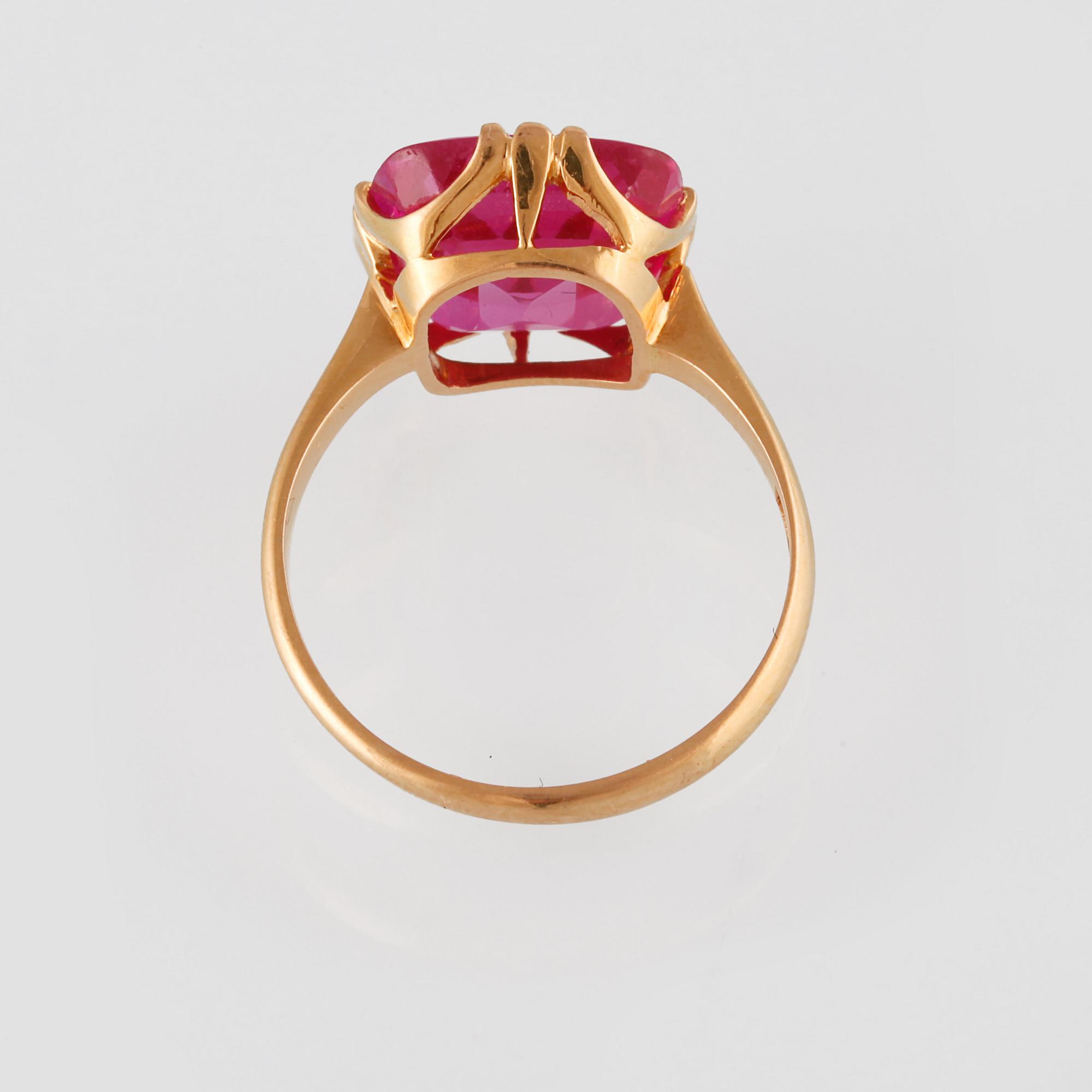 RING, 18K guld med fasettslipad syntetisk safir, Juvelfabriken, Stockholm, 1945. Vikt 3,8 gram.