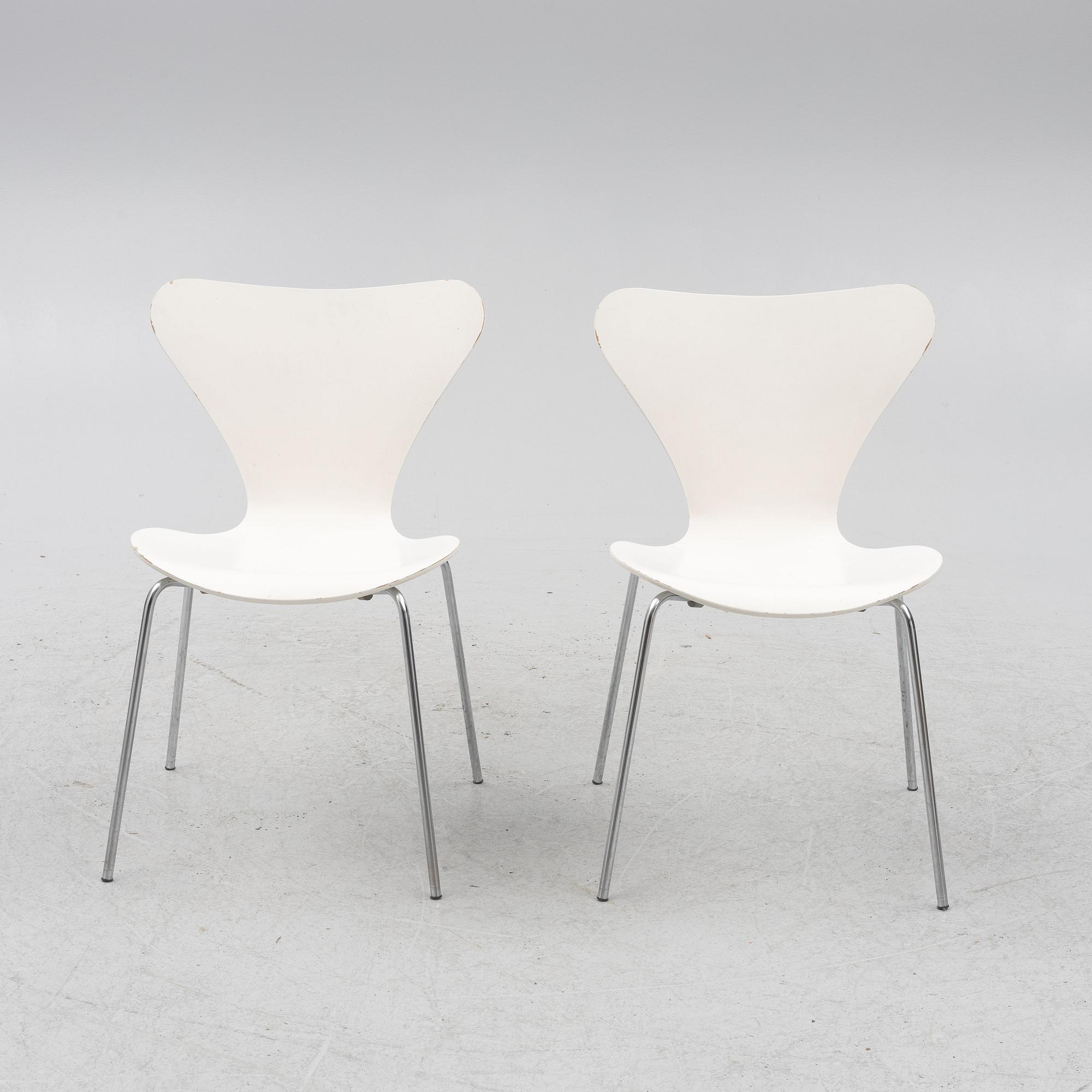 Arne Jacobsen, a pair of model 'Seven' chairs, Fritz Hansen, Denmark 1976.