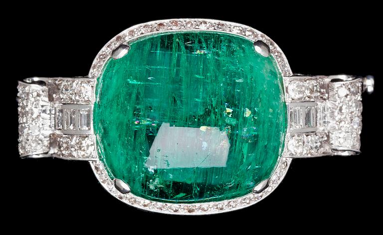 BROSCH, stor cabochonslipad smaragd med baguette- briljant- och åttkantslipade diamanter, tot. ca 2.50 ct. 1940-tal.