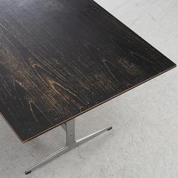 A Shaker table by Arne Jacobsen for Fritz Hansen, dated 1980.