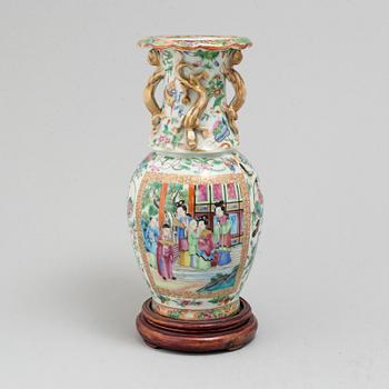 A famille rose canton vase, Qing dynasty, late 19th century.