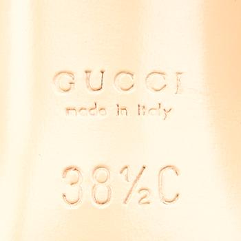 SKOR, Gucci.
