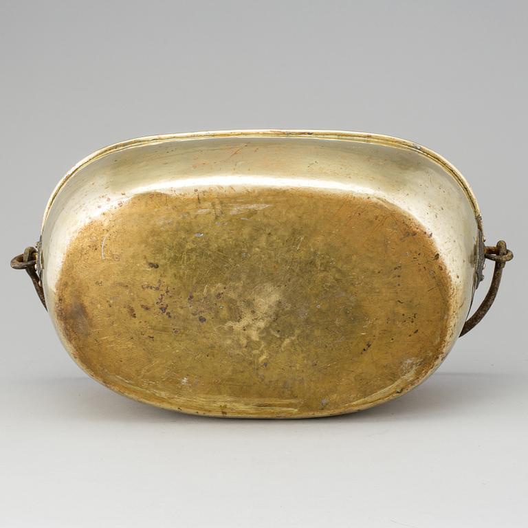 AN 18TH CENTURY BRASS CAULDRON.