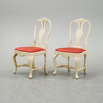 A rococo style dining set with a around table and eight chairs, 20th Century.