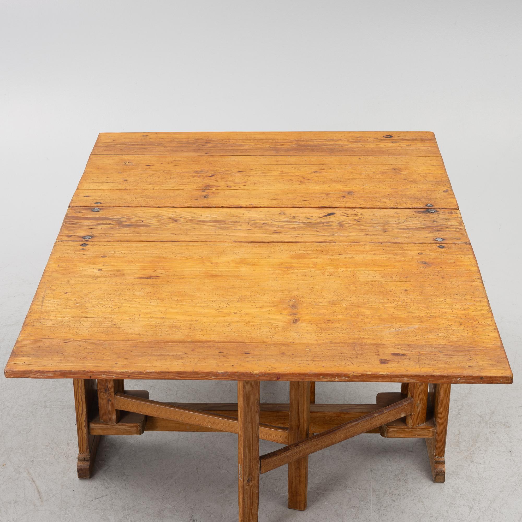 A gate leg table, 19th century.