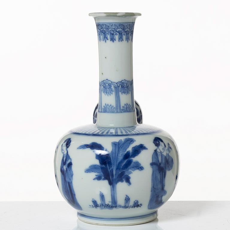 A Chinese blue and white porcelain kendi, Qing dynasty.