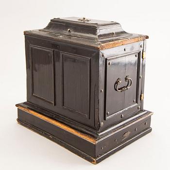 A Baroque/Baroque-style miniature cabinet 18/19th century.