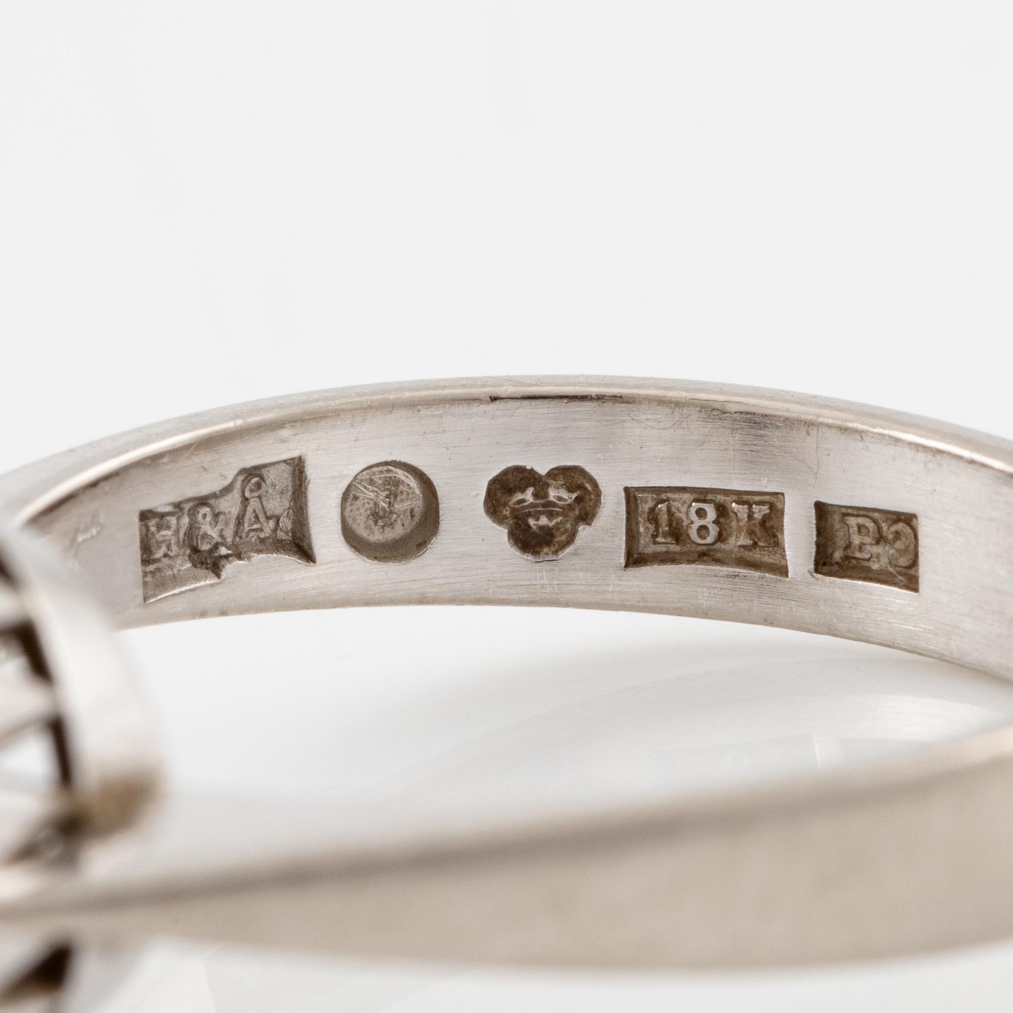 Ring 18K vitguld med runda briljantslipade diamanter totalvikt 1.35 ct enligt gravyr.