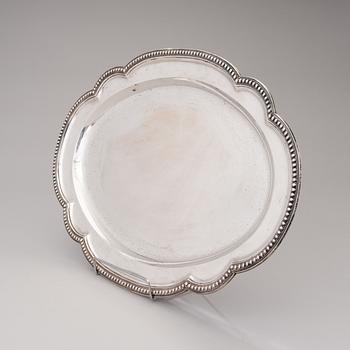 ROBERT HENNELL III
TRAY, sterling silver, London 1867.