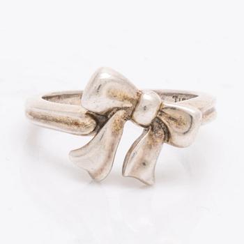 Tiffany 1 ring with a bow and heart pendant with chain, 1 more ring, sterling silver, total weight 20,8 g.