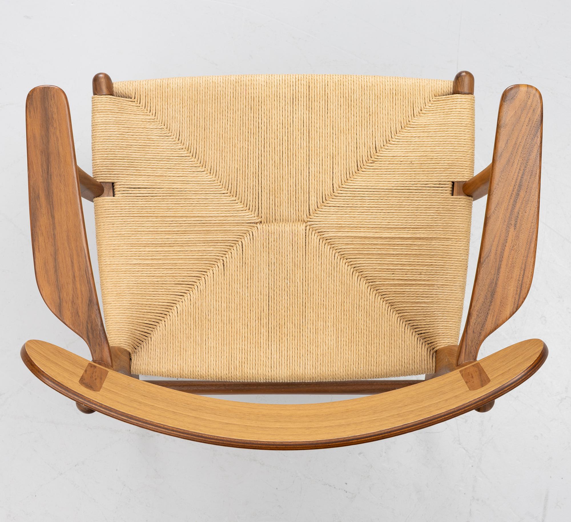 Hans J. Wegner, a pair of CH26 armchairs, Carl Hansen & Son, Denmark, samtida tillverkning.