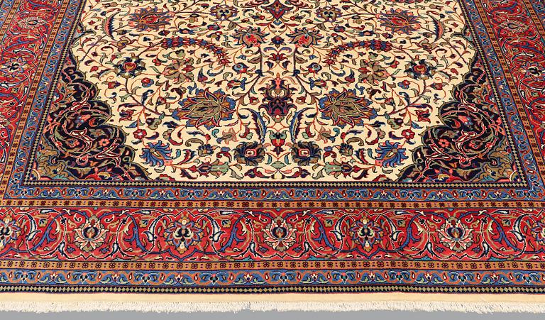 A carpet, Sarouk, ca 351 x 241 cm.