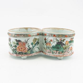 A famille verte cruet stand, Qing dynasty, Kangxi (1662-1722).