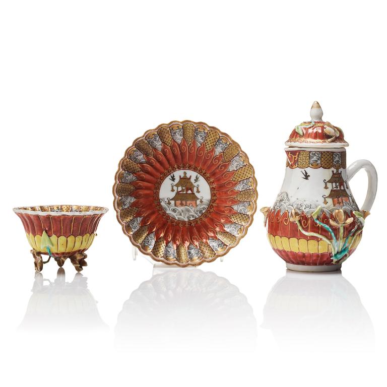 Kanna med lock samt kopp med fat, kompaniporslin. Qingdynastin, Qianlong (1736-95).