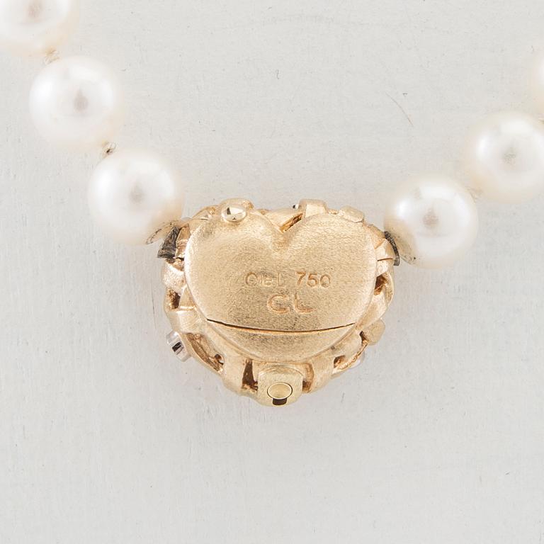 Ole Lynggaard, Halsband av odlade pärlor, lås med nyckelfunktion av 18K guld och diamanter design Charlotte Lynggaard.