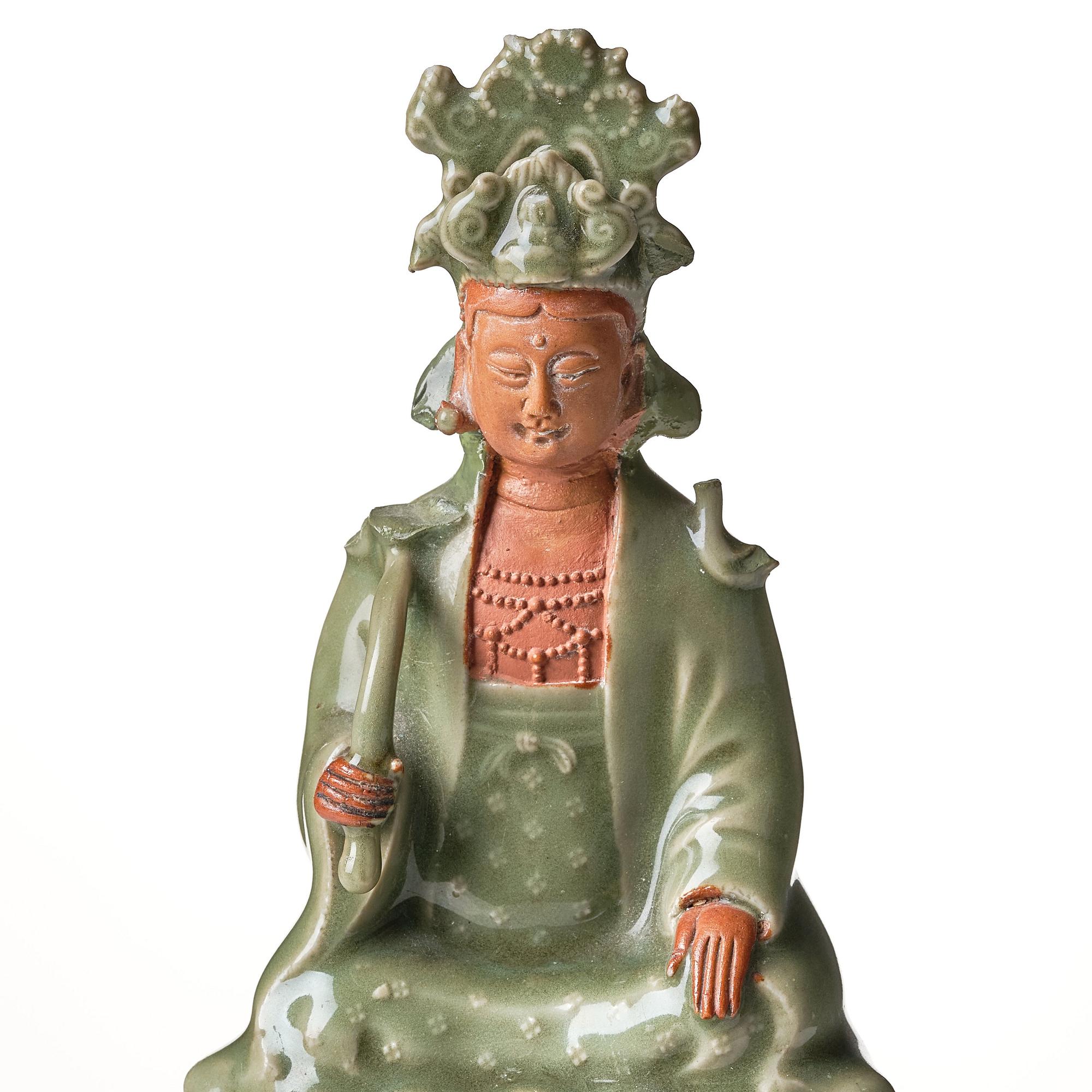 Guanyin, keramik. Troligen Longquan, Mingdynastin 1600-tal.