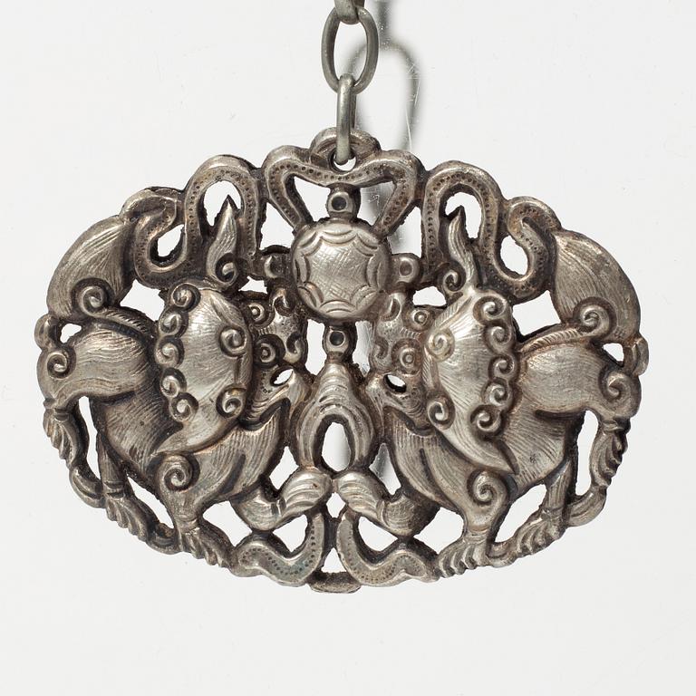 Amuletter, fyra stycken, vitmetall samt fyra hårsmycken delvis i silver, Kina, 1900-tal.