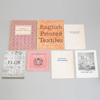 BOOKS AND BOOKLETS, 21 pieces, subject: damask, printed textiles and related topics.