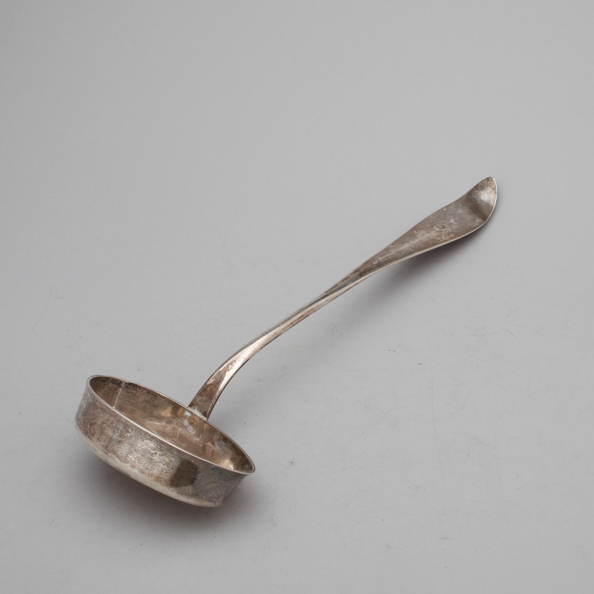 SOPPSLEV, silver, otydliga stämplar, Göteborg, 1800-tal. Vikt ca 235 gram.