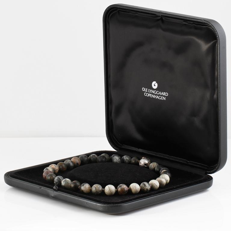 COLLIER, kulor i skiktsten, lås med 2 briljantslipade diamanter 0.08 ct.