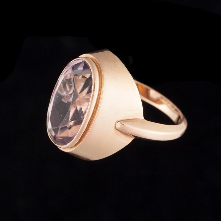 RING, 14K guld, ametist. Westerback 1962. Vikt ca  6,7 g.