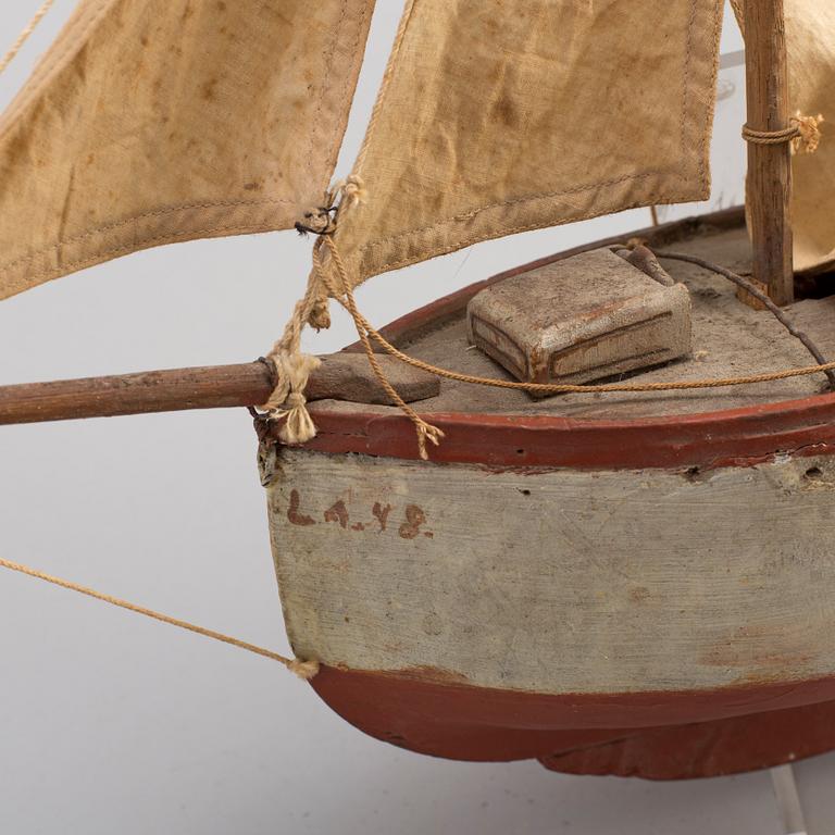 SEGELBÅT, bemålat trä, 1900-talets första hälft.