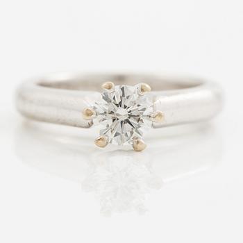 Ring in 18K white gold set with a round brilliant-cut diamond.