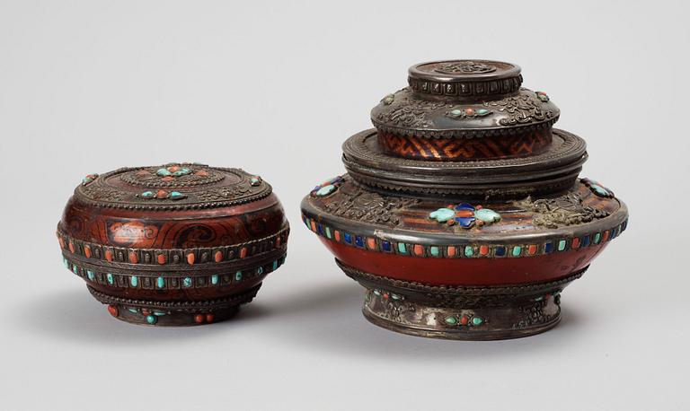 ASKAR med LOCK 2 st, lack, vit metall samt  inläggning av turkoser. Sinotibetanska. Sen Qing dynasti.