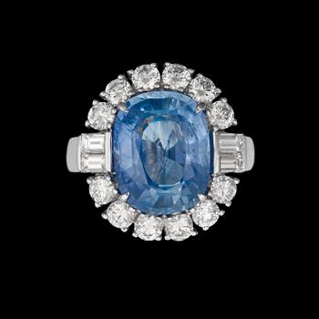 989. An untreated sapphire ring 6.70 cts. framed with brilliant cut diamonds tot. 1.40 ct.