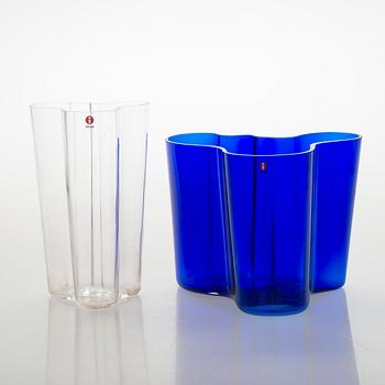 Alvar Aalto, vaser, 2 st, "3030" signerade Iittala och Alvar Aalto Iittala.