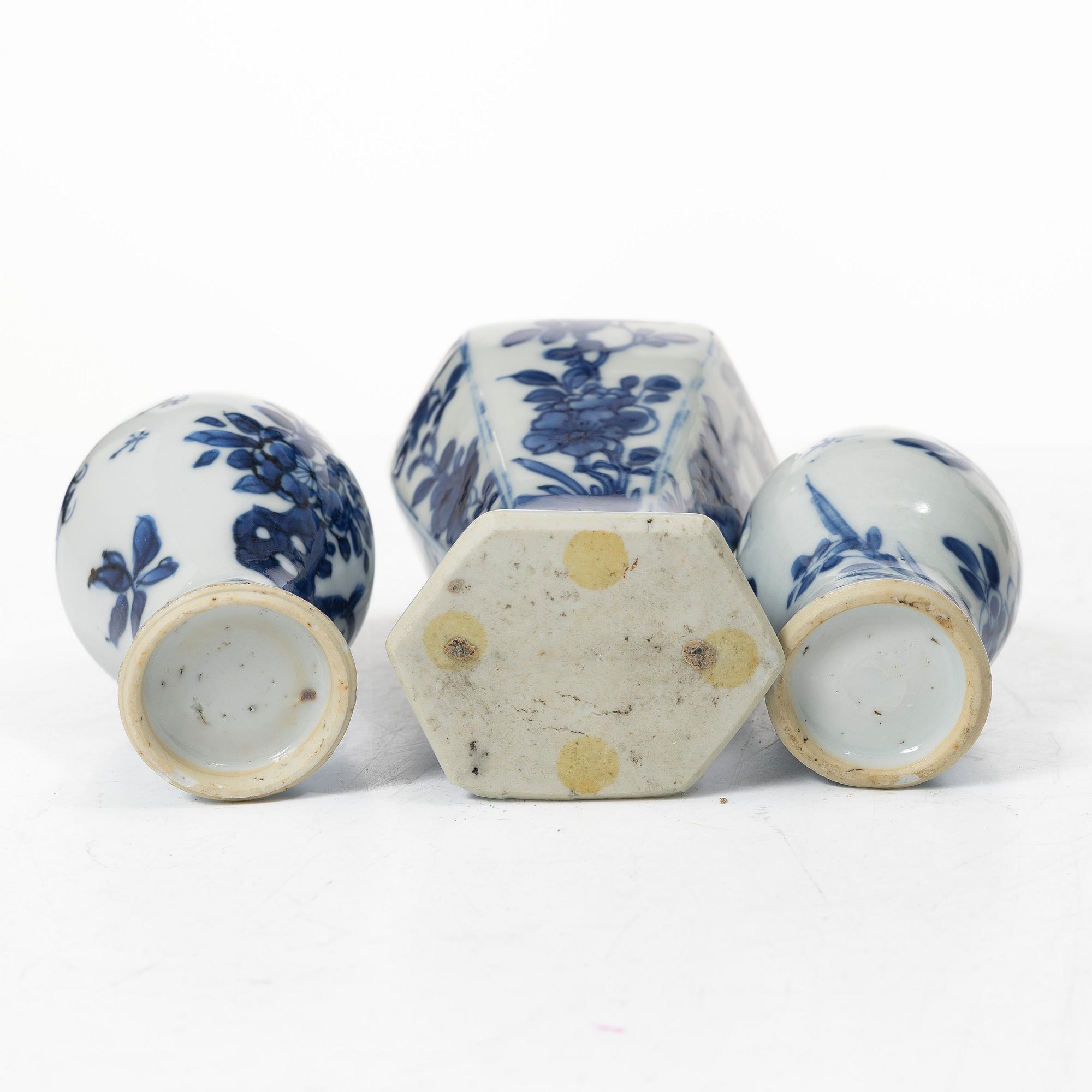 A group of three blue and white minitature vases, Qing dynasty, Kangxi (1662-1722).