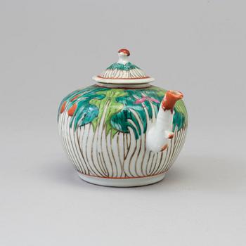 A chinese tea pot, early 20th Century.