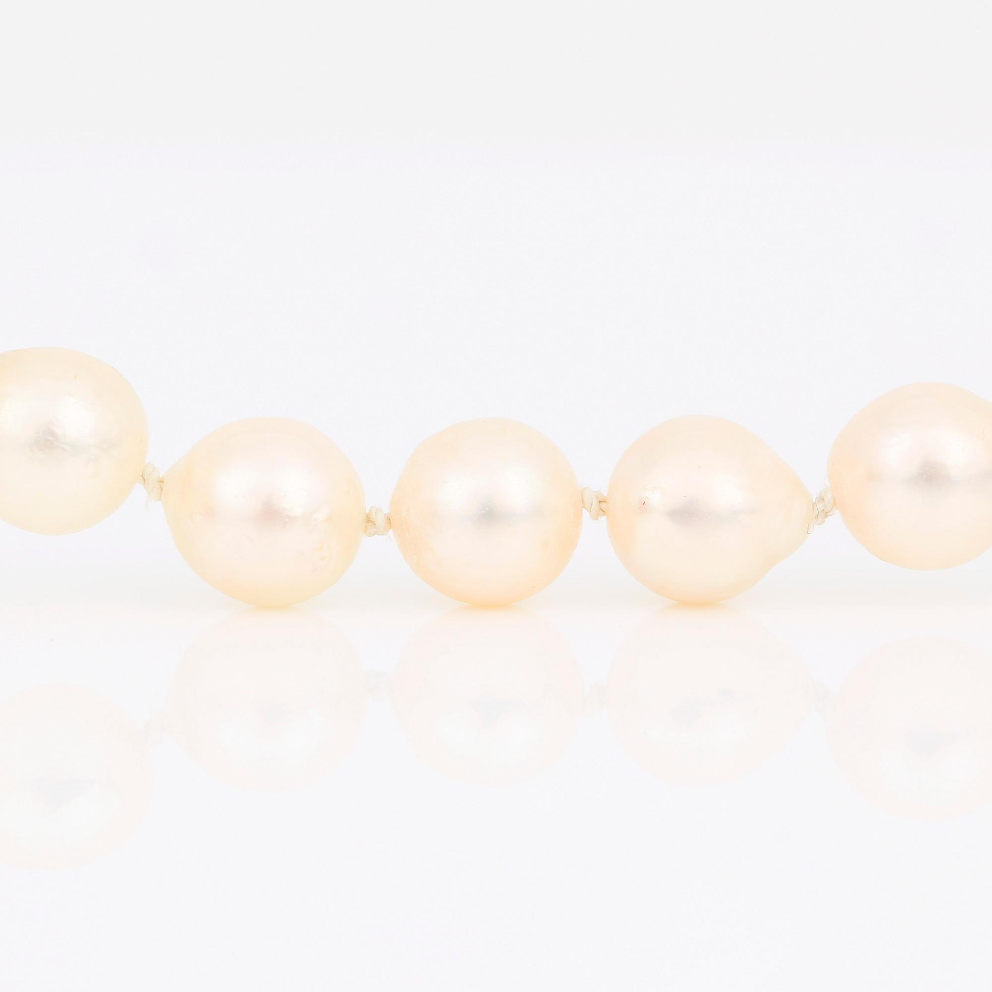 PÄRLCOLLIER, med silverlås och troligen färgad chalcedon.