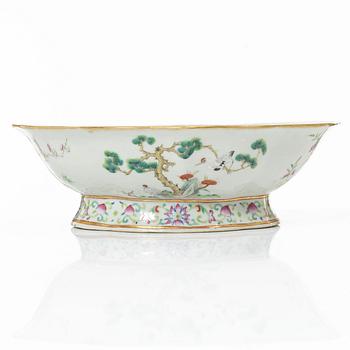 A Chinese famille rose porcelain dish, Qing dynasty, 19th century.