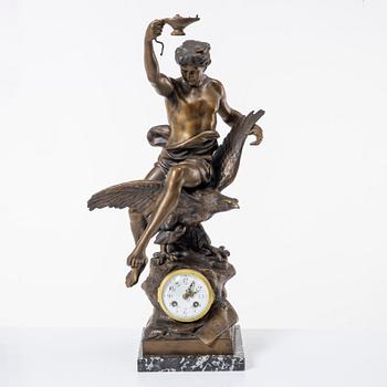 A mantle clock, France, first half of the 20th century.