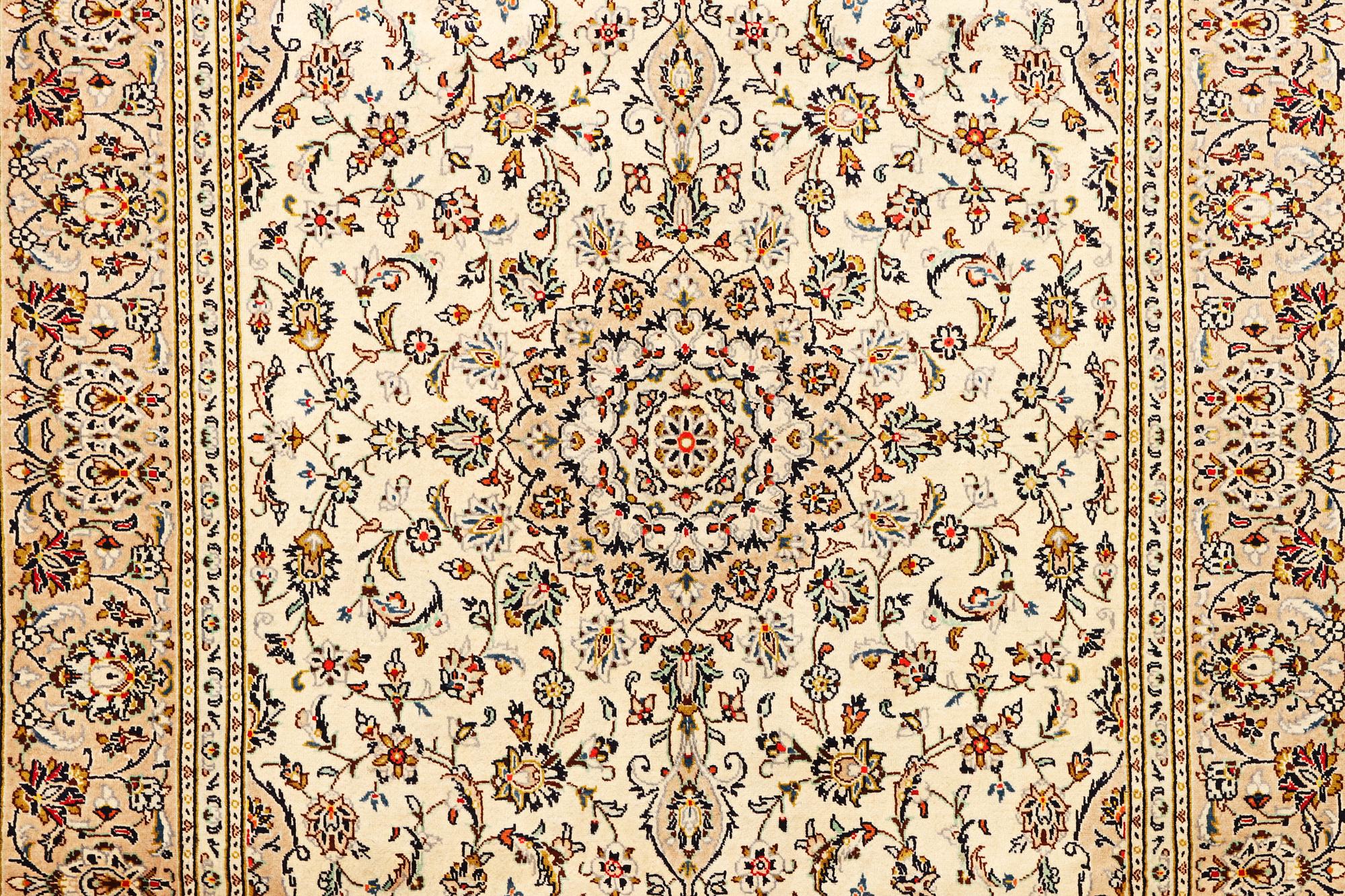 A Kashan carpet, c. 295 x 197 cm .