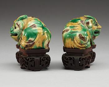 FIGURINER, ett par, porslin. Qing dynastin, Kangxi (1662-1722).