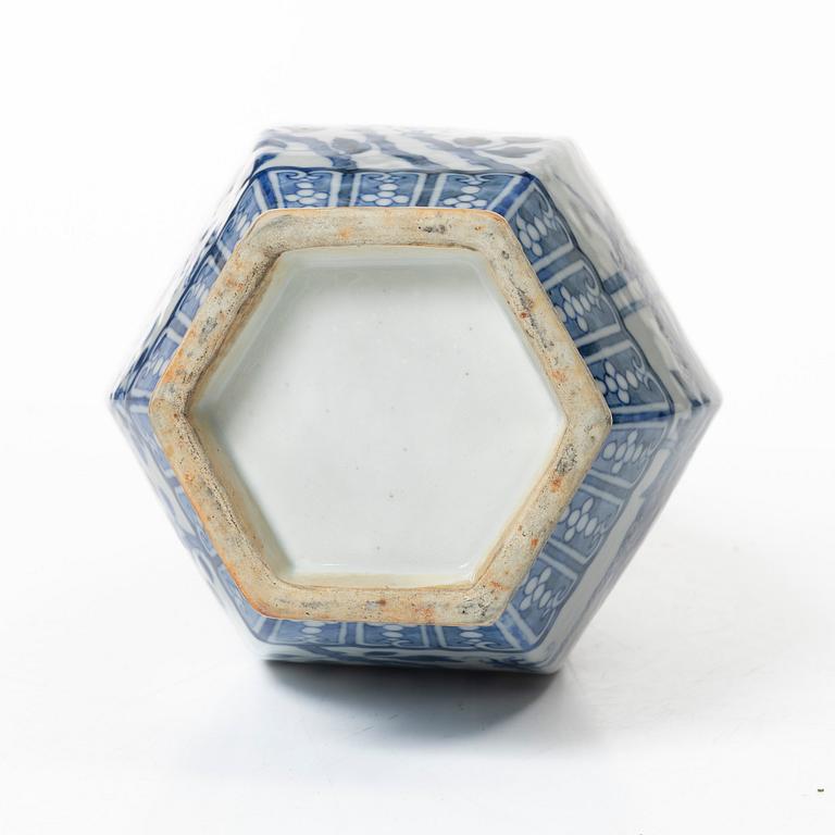 Vas, porslin, Kina, Qingdynastin, 1800-tal.