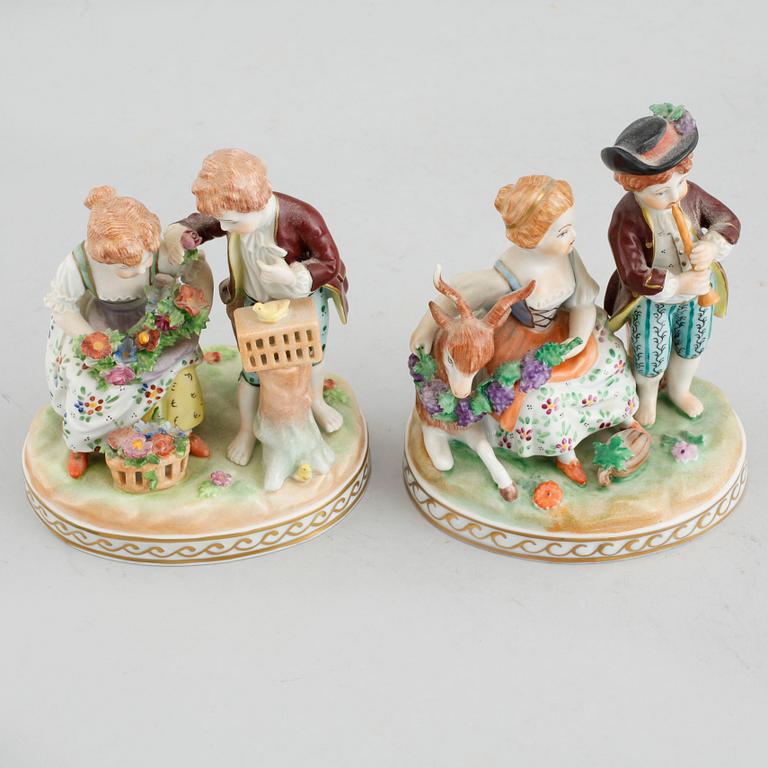 A pair of procelain figurines from Sächsische Porzellan Manufaktur in Dresden, first half of the 20th century.