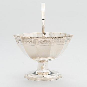 A sterling silver bonbonniere, mark of S. Blackensee & Sons, Chester 1929.