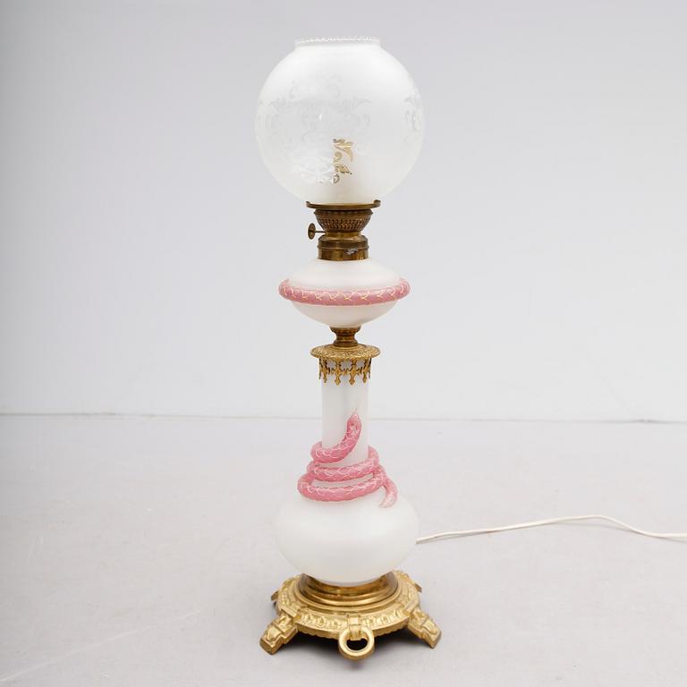 BORDSFOTOGENLAMPA, mässing och glas, omkring år 1900.