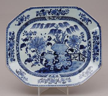 STEKFAT, porslin. Qianlong, Kina. 1700-tal.