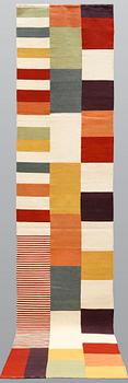 Gallerimatta, slätväv, ca 443 x 81 cm.