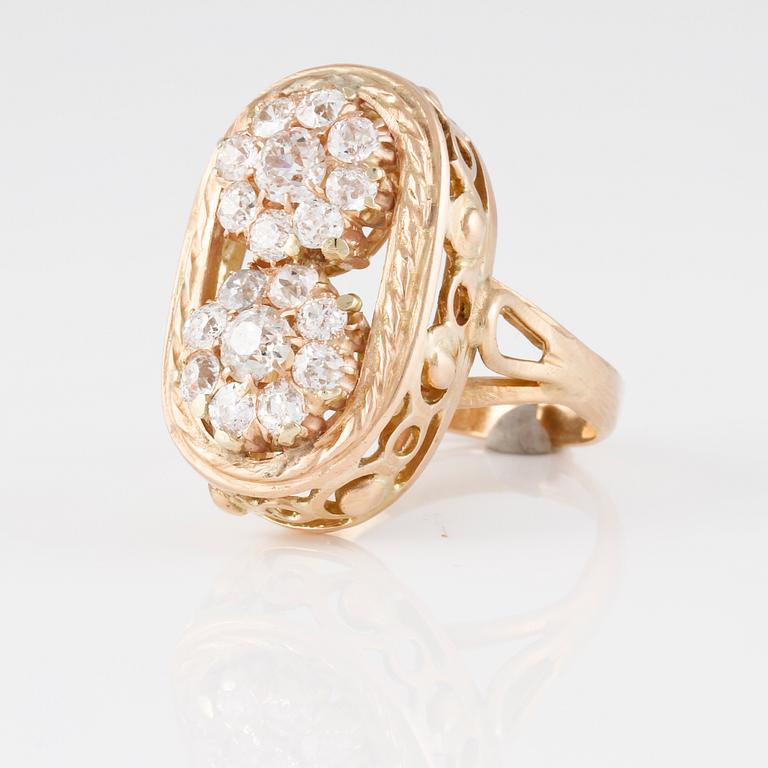 RING, 18K guld med fasettslipade diamanter. Vikt 3,2 gram.