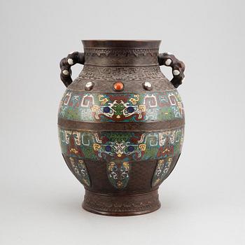 A Japanese Ming style cloisinné urn, 19th/20th century.